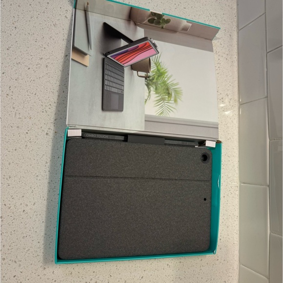 Logitech Combo Touch Detachable Keyboard case - Picture 7 of 9